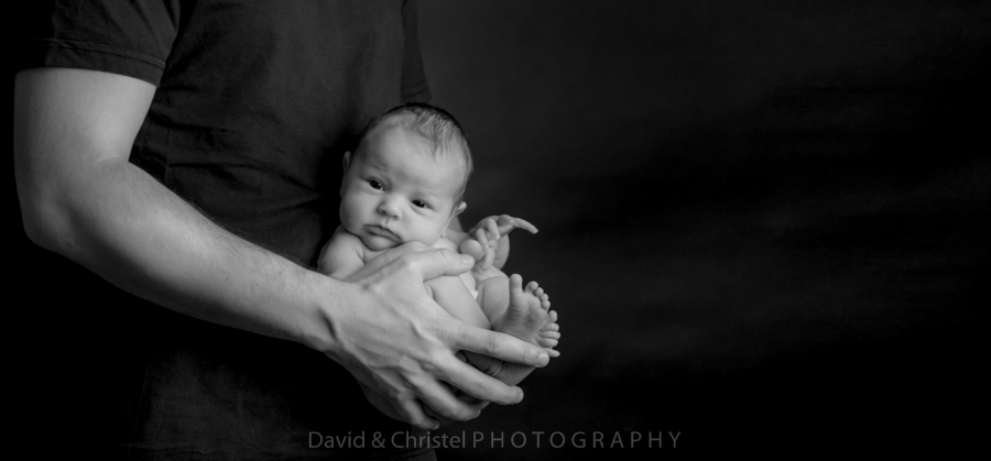 Photo en noir et blanc d'un bébé avec son papa