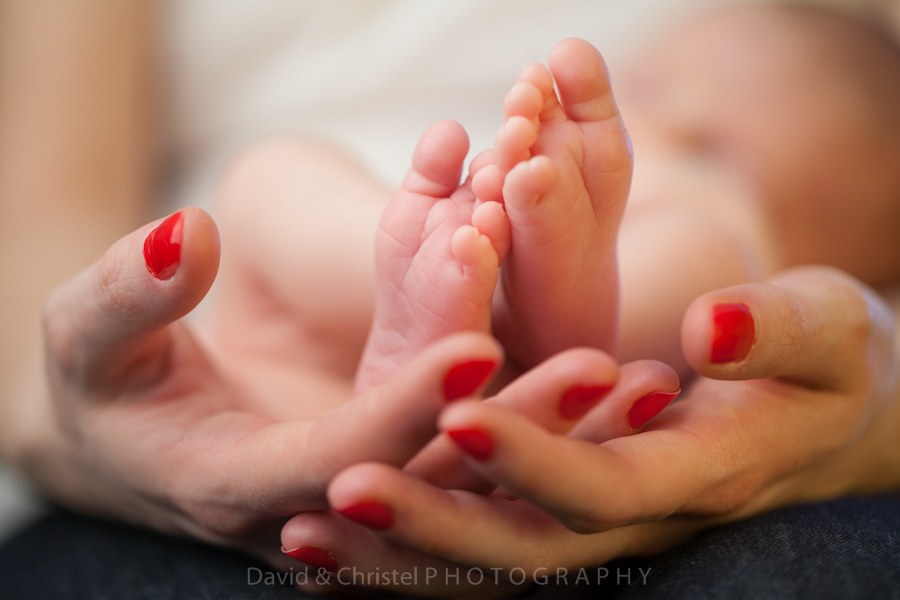 photo de pieds d'un nouveau né en couleur