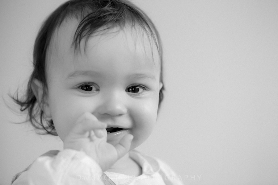 portrait bébé en noir et blanc