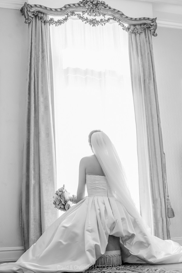 photo de mariée en noir et blanc