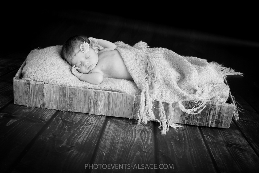 photo de bébé dans son panier en noir et blanc