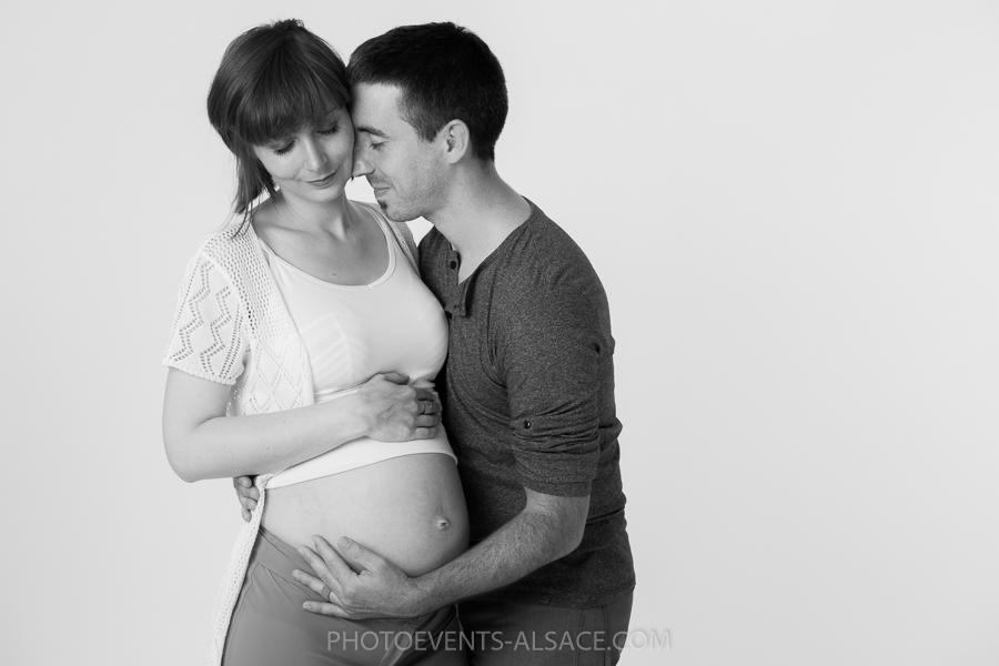 photo de grossesse noir et blanc