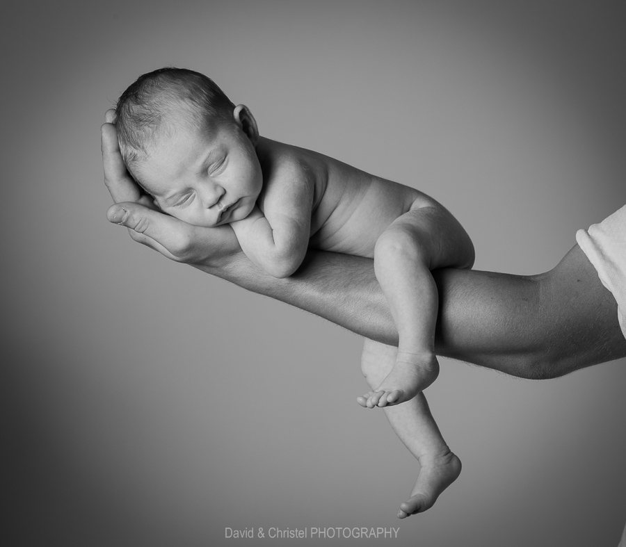 photo de bebe en noir et blanc
